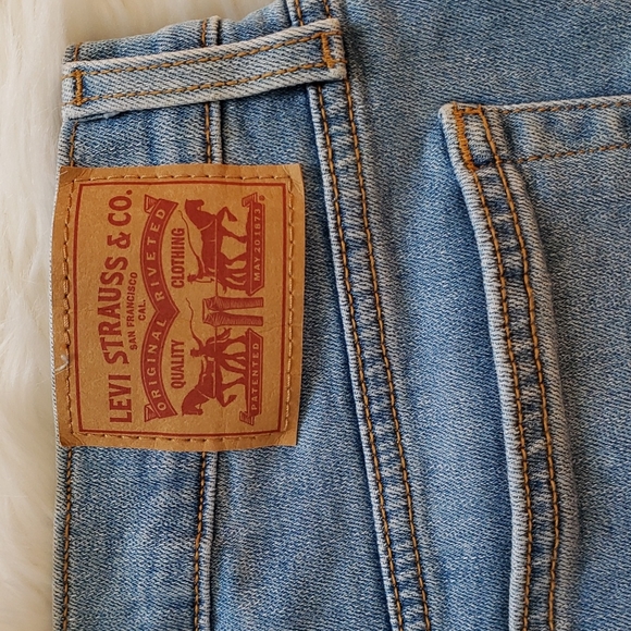 Women's Levi's® High Rise Frayed Hem Jean Shorts Size 32 - Picture 9 of 11